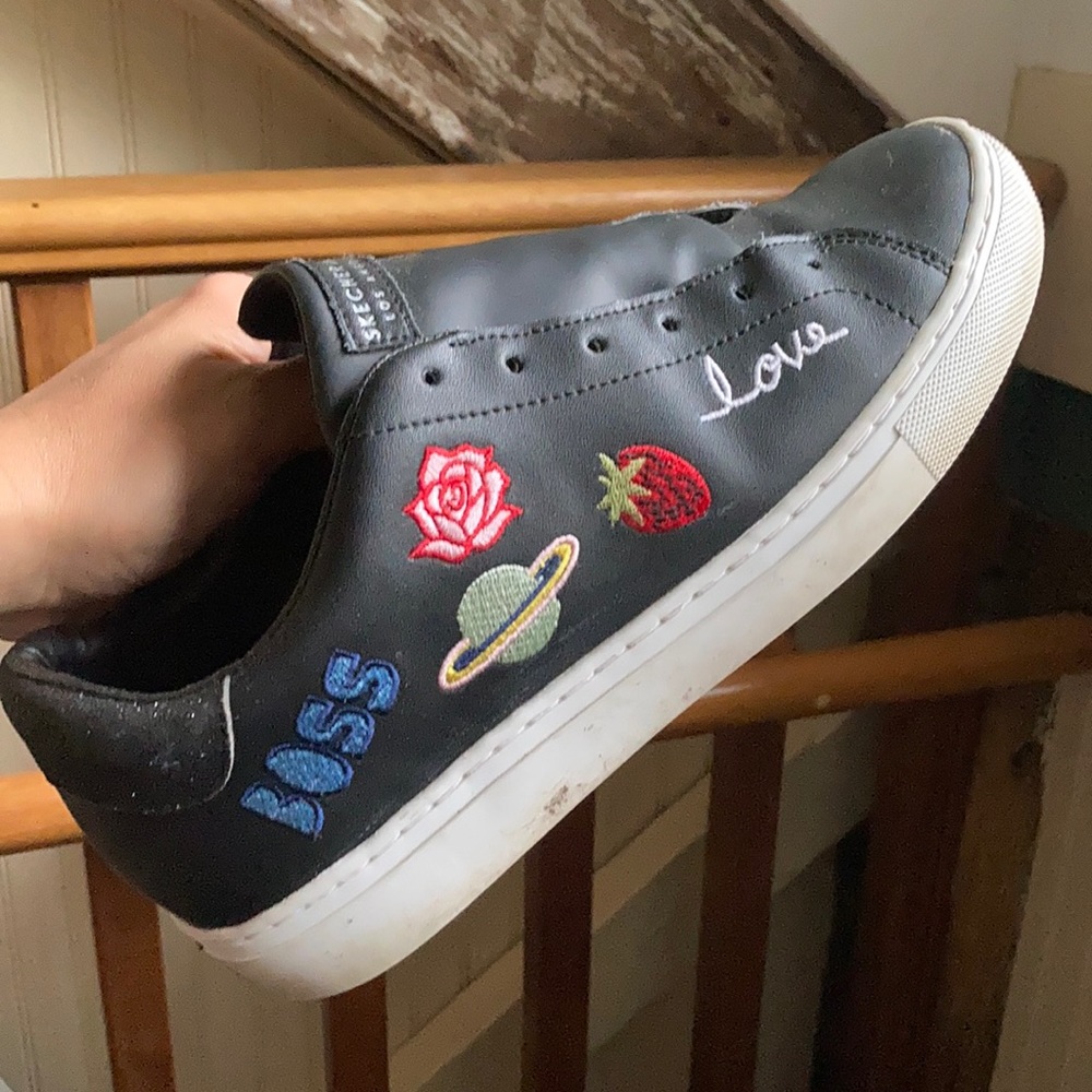 Laceless sneaks
